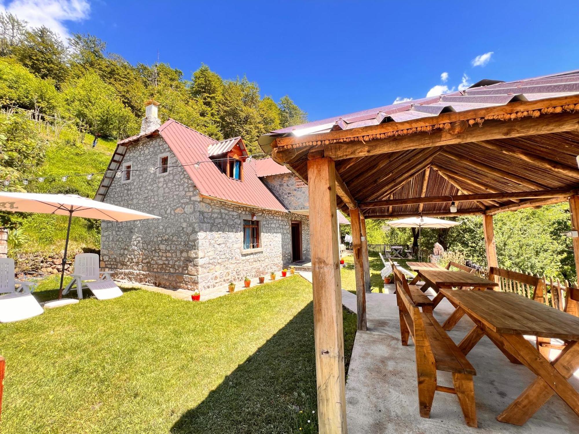 Guest House Gjelaj Theth Exterior foto